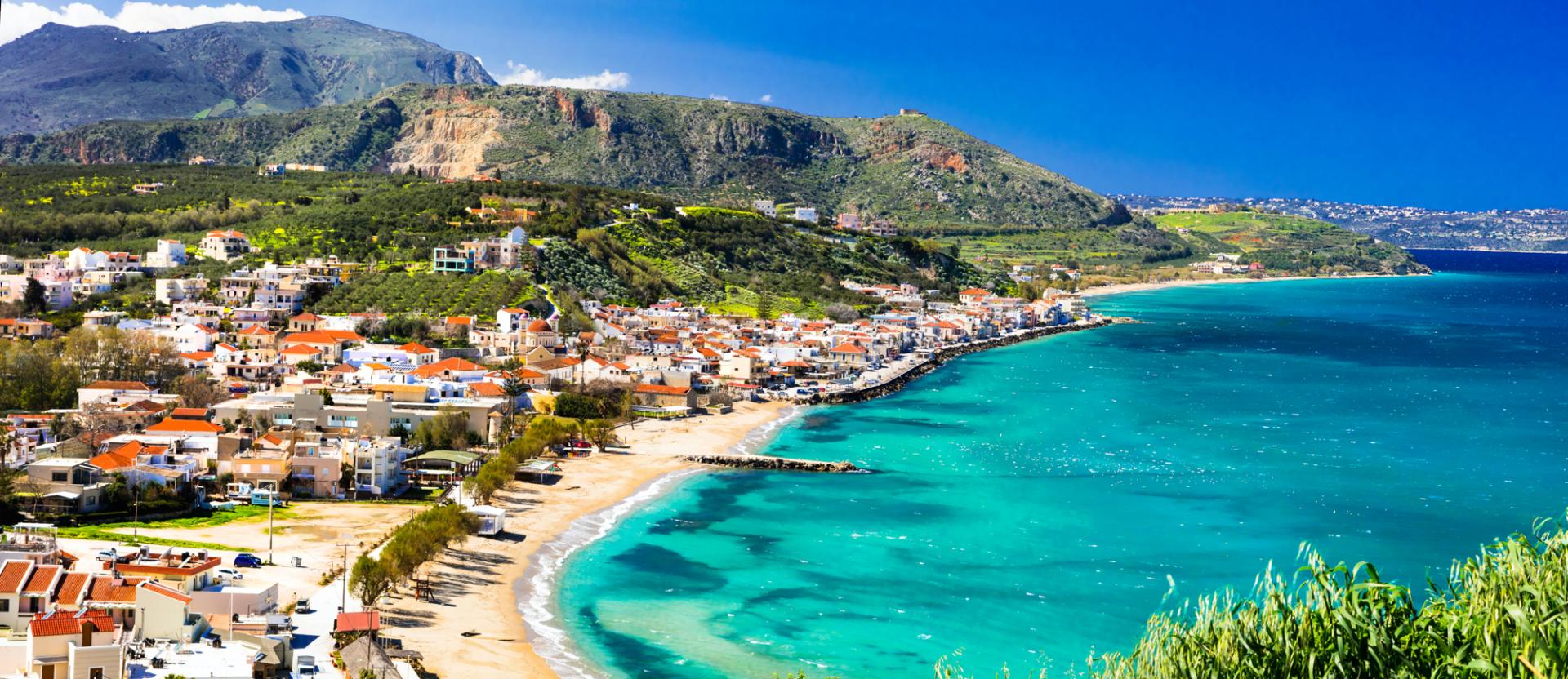 Blick von oben auf Sandstrand mit t&uuml;rkisblauem Meer an einer griechischen K&uuml;ste