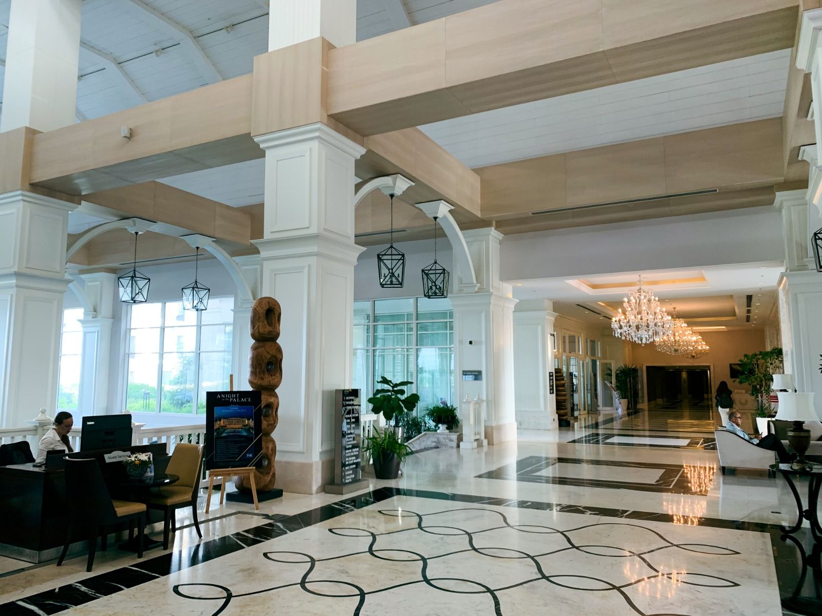 Elegante Lobby des Titanic Deluxe Hotels mit Kronleuchtern, hohen Decken und einer luxuriösen Atmosphäre.