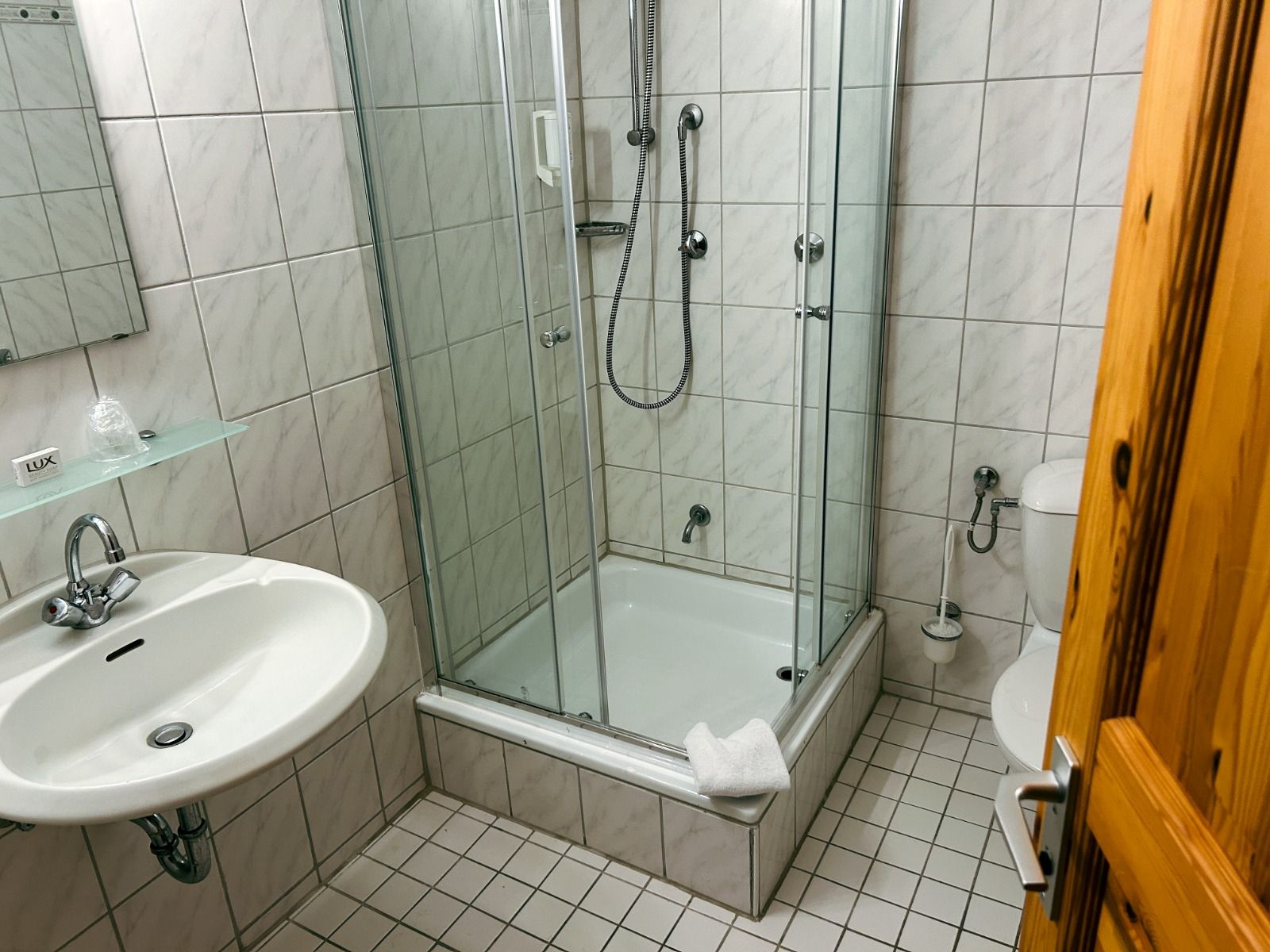 Bad mit WC, Dusche und Waschbecken im Sport und Seminar Center Radevormwald 