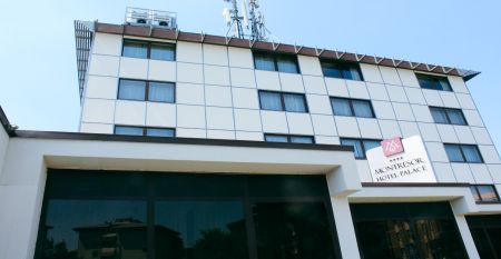 Au&szlig;enansicht des Montresor Hotel Palace in Verona mit modernem Geb&auml;ude und stilvollem Design