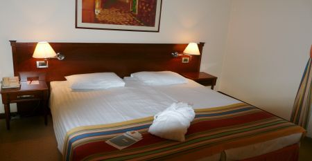 Au&szlig;enansicht des eleganten Hotels Bristol in Opatija, mit kunstvoll verzierten Balkonen und klassischer Architektur