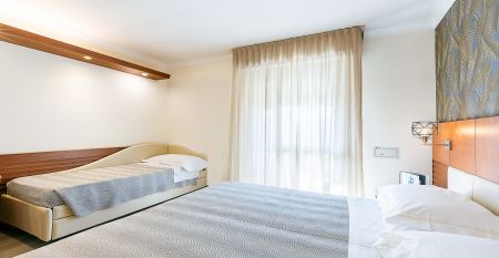 Au&szlig;enansicht des Hotel Poker in Italien mit modernem Design und einladendem Eingang 