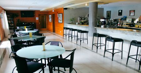 Hotel Sant Jordi Spa Resort mit moderner Architektur, Balkonverzierungen und einladender Au&szlig;enbeschriftung.