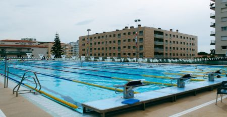 Hotel Sant Jordi Spa Resort mit moderner Architektur, Balkonverzierungen und einladender Au&szlig;enbeschriftung.