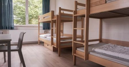 Au&szlig;enansicht mit Stra&szlig;e und Geb&auml;ude des Hotels Kiek in! in Neum&uuml;nster
