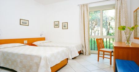 Moderne Unterkunft im Pinienwald &ndash; Teil des Hotels Riva del Sole in der Toskana 