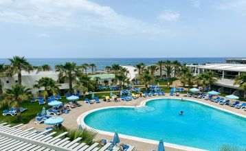 Luftaufnahmen der großen Hotelanlage des Lyttos Beach Hotel mit mehreren Pools und Lage direkt am Meer