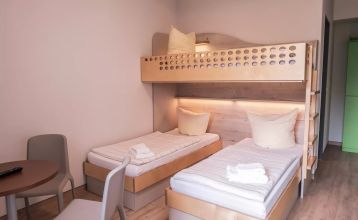Außenansicht mit Straße und Gebäude des Hotels Kiek in! in Neumünster