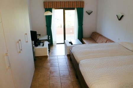 https://www.swimtours.com/at/media/catalog/product/cache/da432fc9ee79dfca32e073c2235ab4d7/s/c/schwimmtrainingslager_giverola_resort5.jpg
