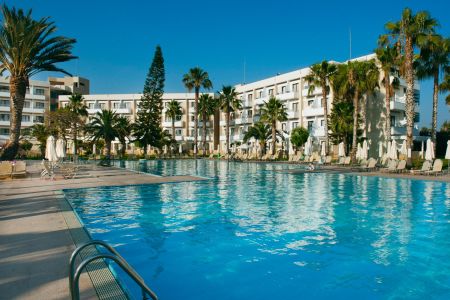 https://www.swimtours.com/at/media/catalog/product/cache/da432fc9ee79dfca32e073c2235ab4d7/s/c/schwimmtrainingslager_louis_phaethon_beach.jpg