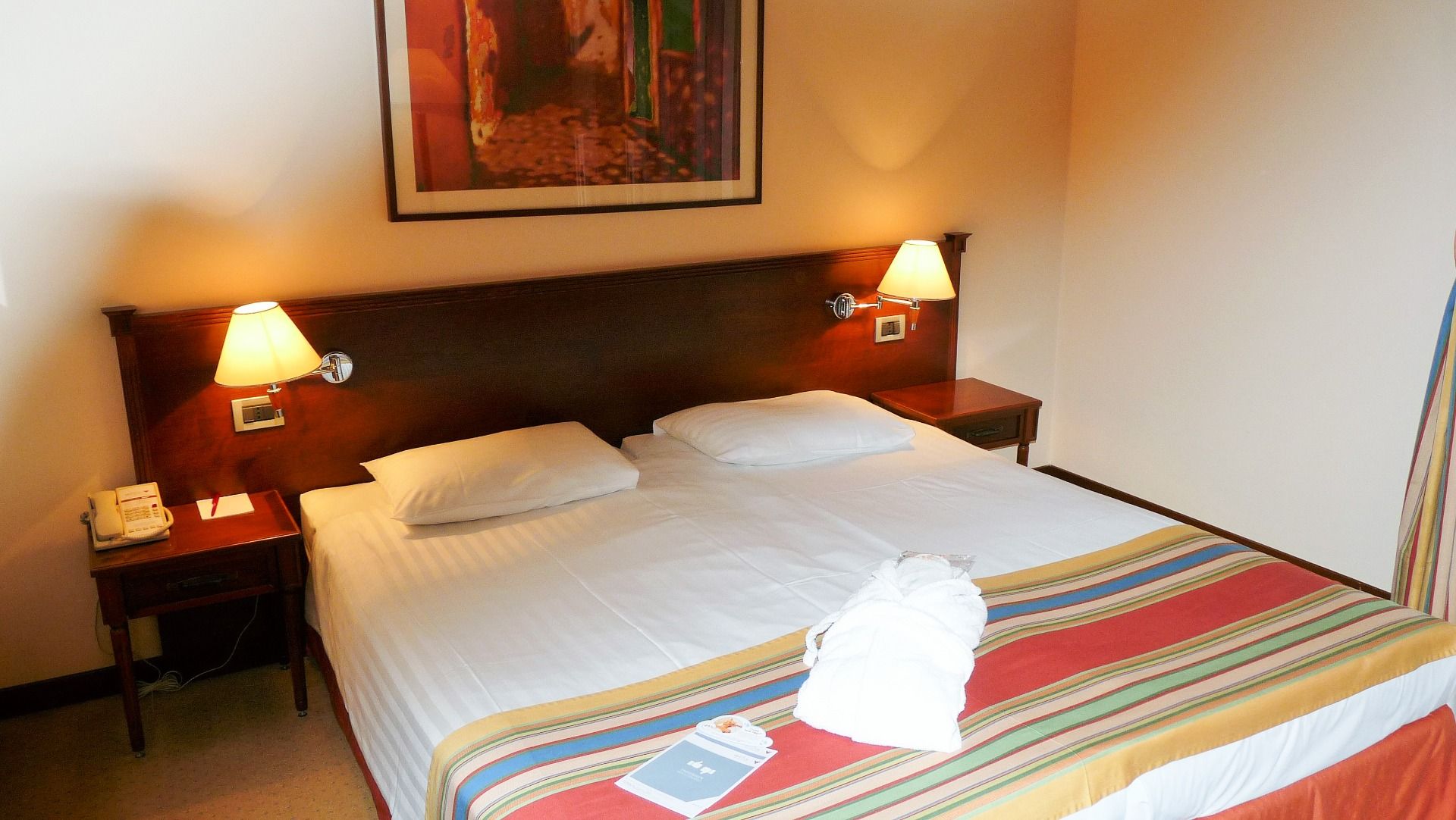 Hotelzimmer im Hotel Bristol in Opatija mit einem komfortablen Doppelbett, zwei Nachttischen mit Lampen und stilvoller Einrichtung