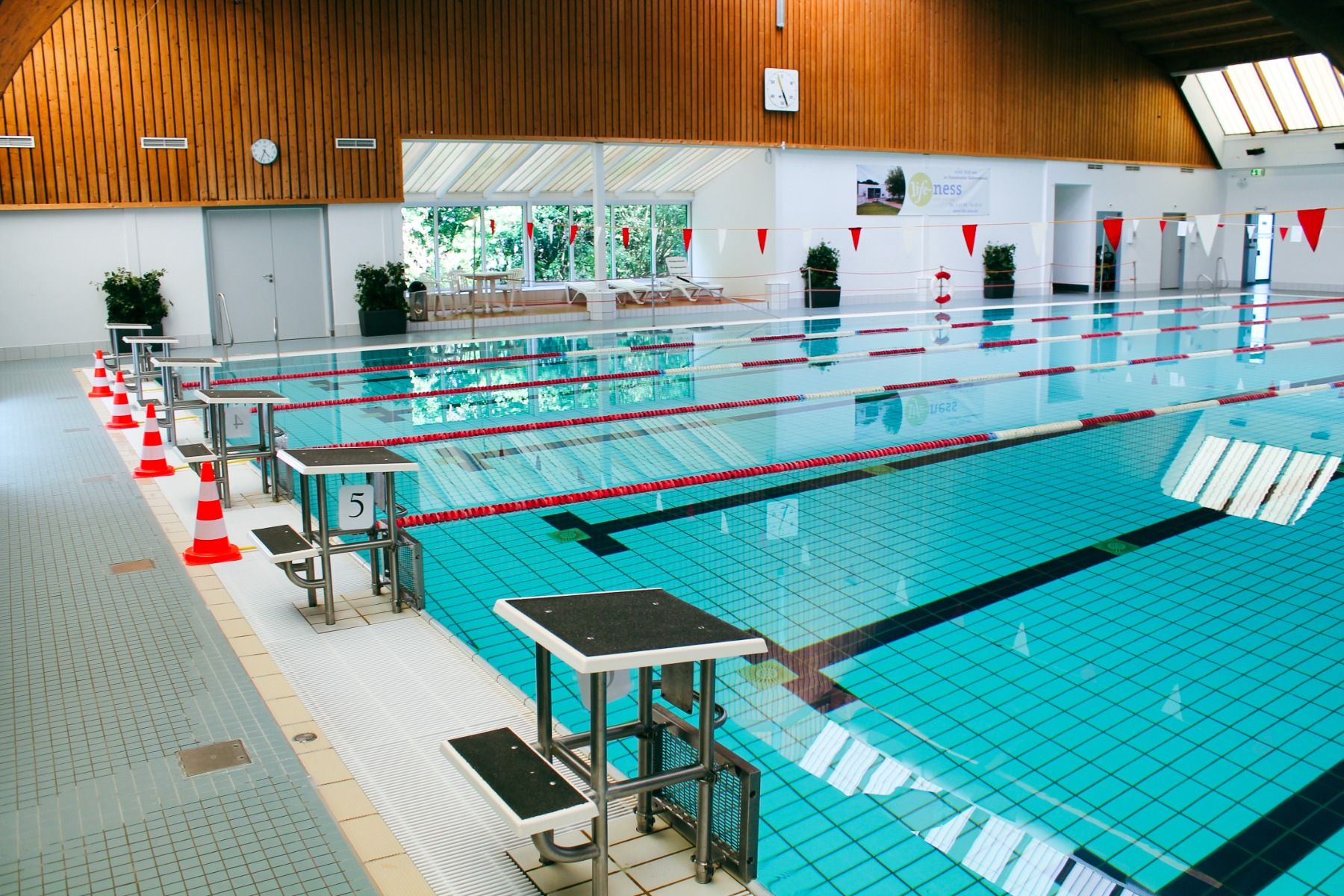 S eitliche Ansicht der Startblöcke in der Schwimmhalle beim Sport und Seminar Center Radevormwald