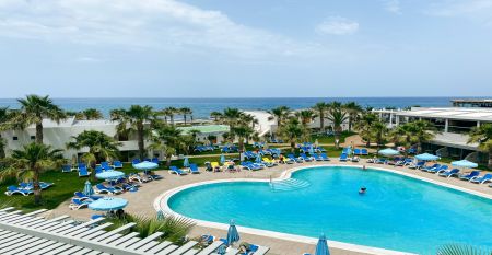 Luftaufnahmen der gro&szlig;en Hotelanlage des Lyttos Beach Hotel mit mehreren Pools und Lage direkt am Meer