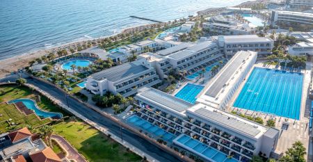 Luftaufnahmen der gro&szlig;en Hotelanlage des Lyttos Beach Hotel mit mehreren Pools und Lage direkt am Meer