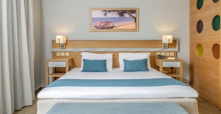 Luftaufnahmen der gro&szlig;en Hotelanlage des Lyttos Beach Hotel mit mehreren Pools und Lage direkt am Meer