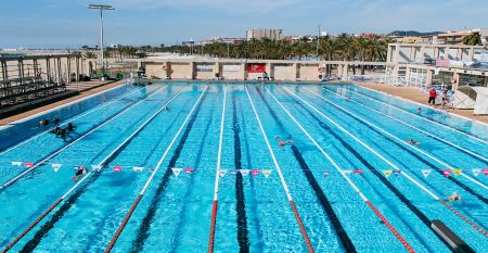Das moderne New Hotel Colon mit mehreren Stockwerken, Balkonen und einer gepflegten Fassade, umgeben von gr&uuml;nen B&auml;umen und urbaner Architektur.