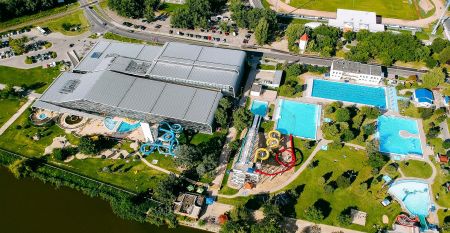 &Uuml;bersicht des Hotels aus der Vogelperspektive. Das Hotel ist umgeben von Au&szlig;enpools, Wasserrutschen und gepflegten Gr&uuml;nfl&auml;chen.