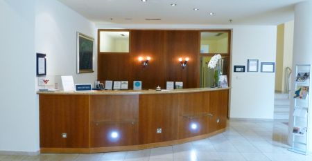 Au&szlig;enansicht des eleganten Hotels Bristol in Opatija, mit kunstvoll verzierten Balkonen und klassischer Architektur