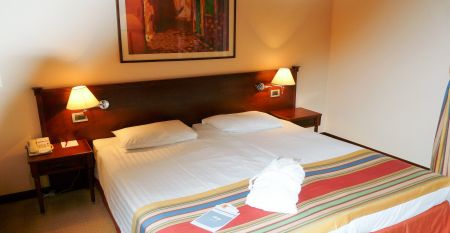 Au&szlig;enansicht des eleganten Hotels Bristol in Opatija, mit kunstvoll verzierten Balkonen und klassischer Architektur