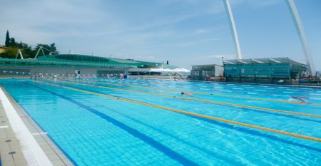 Historische Geb&auml;udeansicht des Hotels Opatija mit dekorativen Balkonen und wei&szlig;en Fenstern auf gelber Au&szlig;enfassade