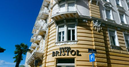 Au&szlig;enansicht des eleganten Hotels Bristol in Opatija, mit kunstvoll verzierten Balkonen und klassischer Architektur