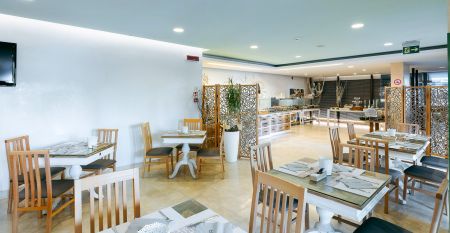 Au&szlig;enansicht des Hotel Poker in Italien mit modernem Design und einladendem Eingang 
