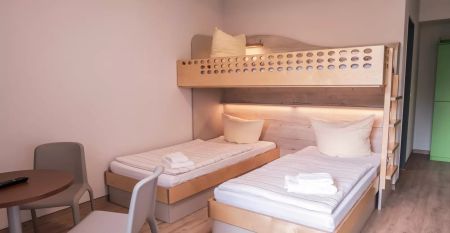 Au&szlig;enansicht mit Stra&szlig;e und Geb&auml;ude des Hotels Kiek in! in Neum&uuml;nster