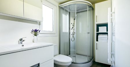 Au&szlig;enansicht eines modernen Mobilheims mit Holzverkleidung und &uuml;berdachter Terrasse im Mobile Homes Terme Ptuj.