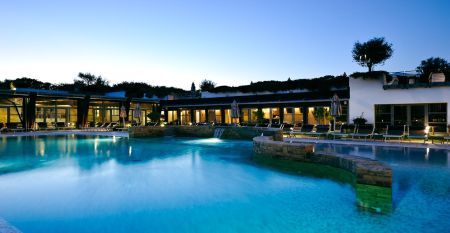 Moderne Unterkunft im Pinienwald &ndash; Teil des Hotels Riva del Sole in der Toskana 