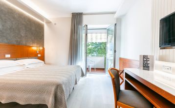 Außenansicht des Hotel Poker in Italien mit modernem Design und einladendem Eingang