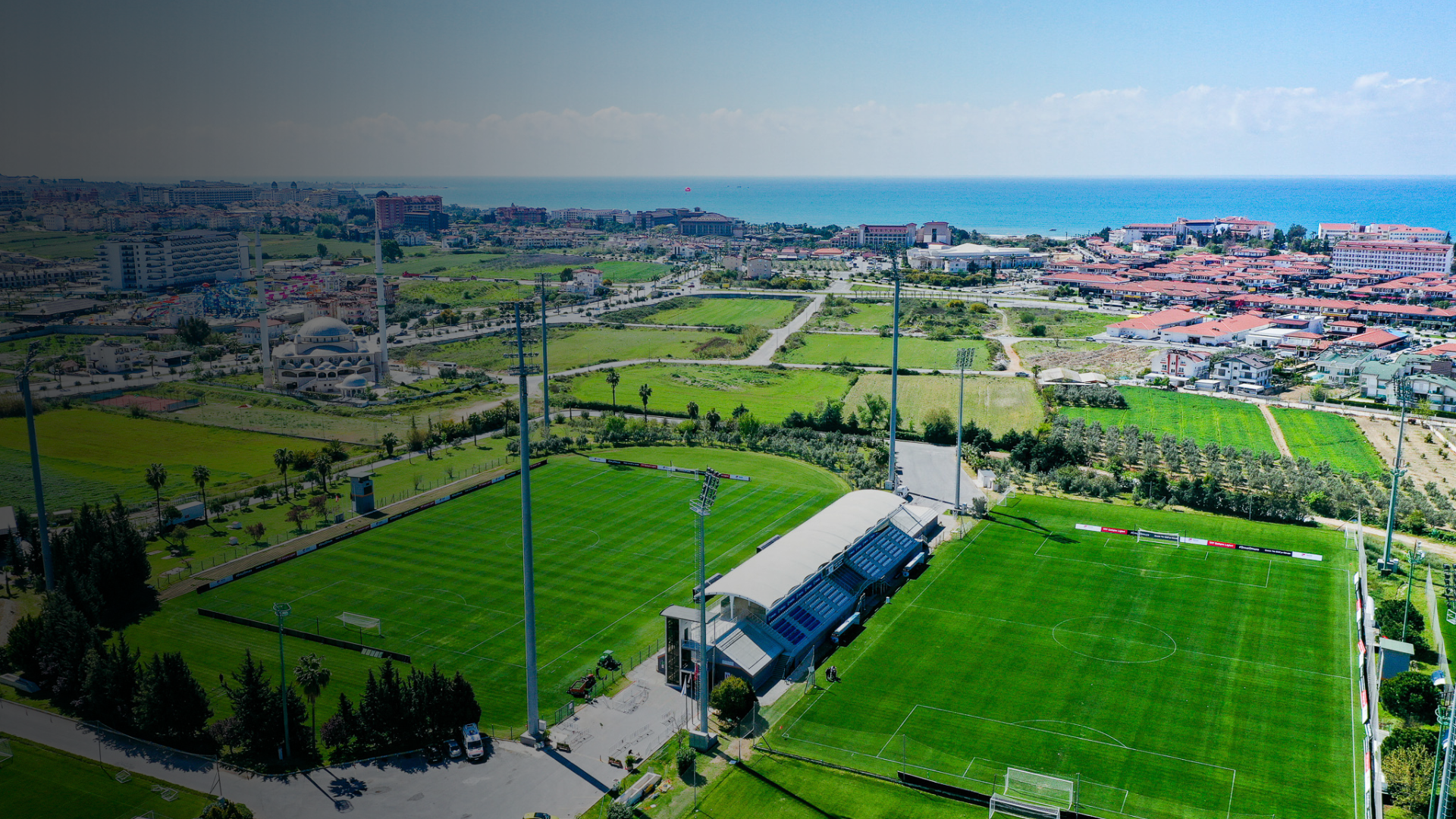 Panoramalblick &uuml;ber die t&uuml;rkische K&uuml;ste mit Blick auf verschiedene Fu&szlig;ballpl&auml;tze