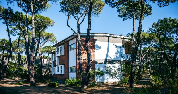 Moderne Unterkunft im Pinienwald – Teil des Hotels Riva del Sole in der Toskana
