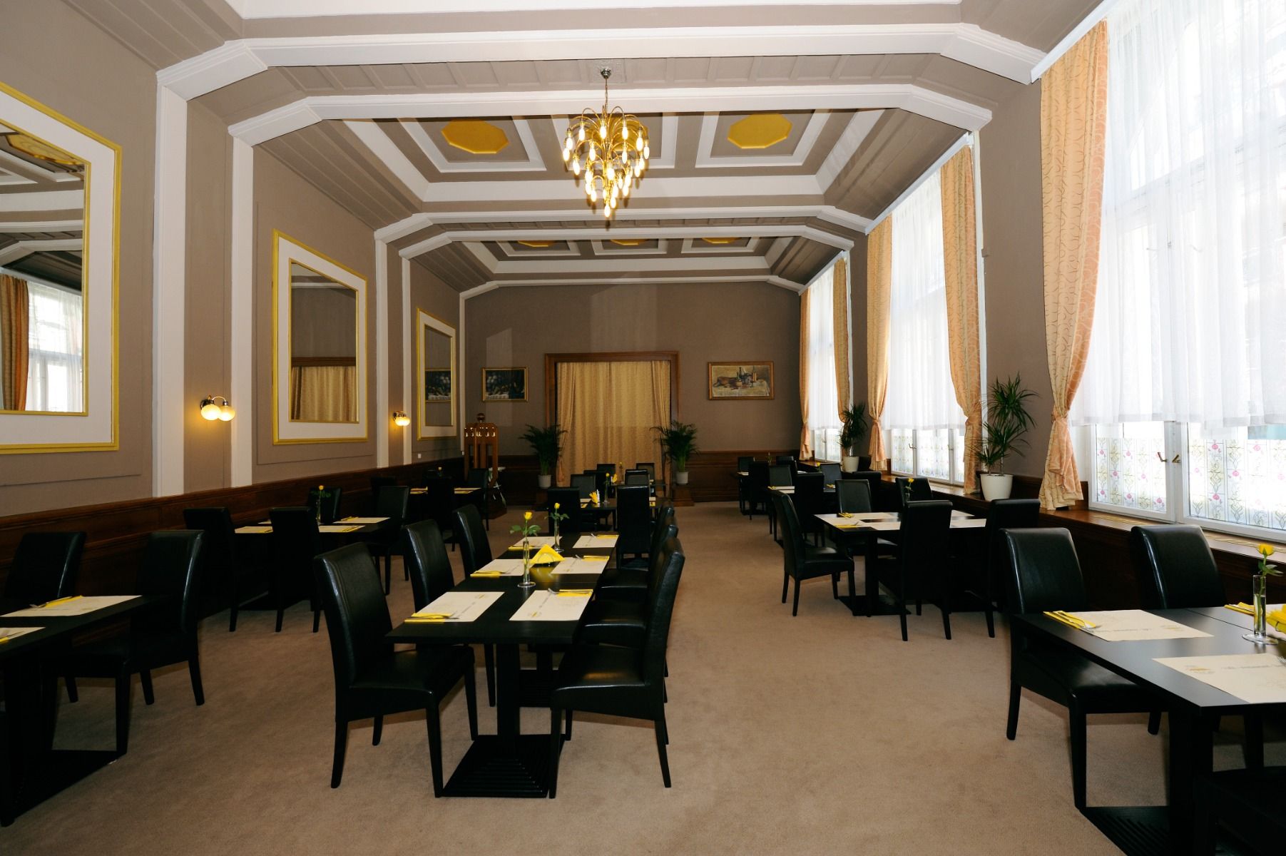 Eleganter Speisesaal im Hotel Goldener Hecht mit stilvoller Einrichtung, gedeckten Tischen und einladender Atmosphäre.