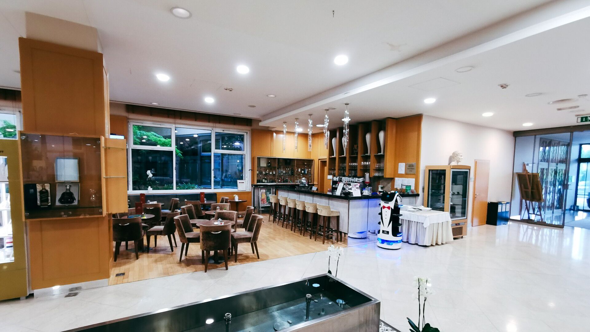 Modern eingerichtete Lobby mit Barbereich und Sitzmöglichkeiten.