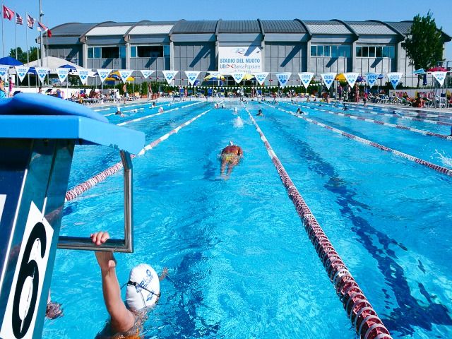 Schwimmbad im Freien mit olympischen Maßen in Riccione, ideal für Schwimmtrainingslager und professionelles Training