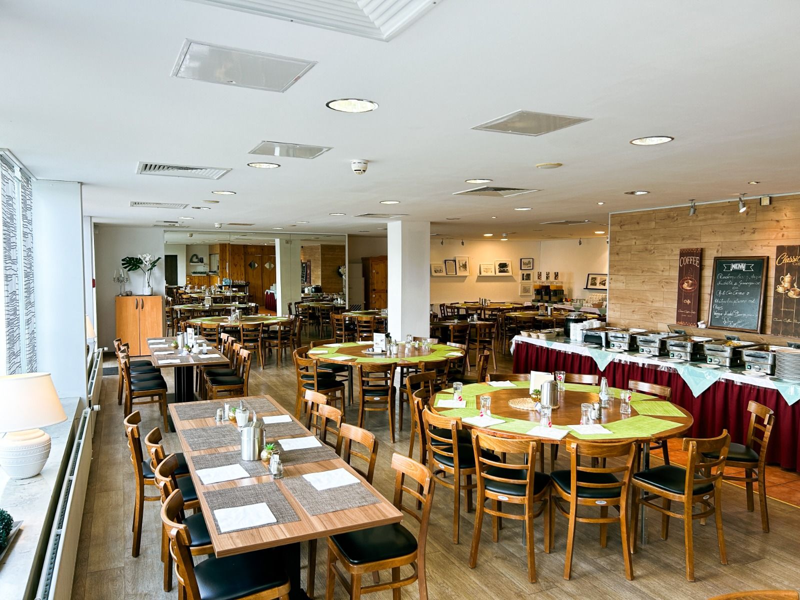Restaurantbereich mit vielen Tischen und Buffet im Sport und Seminar Center Radevormwald