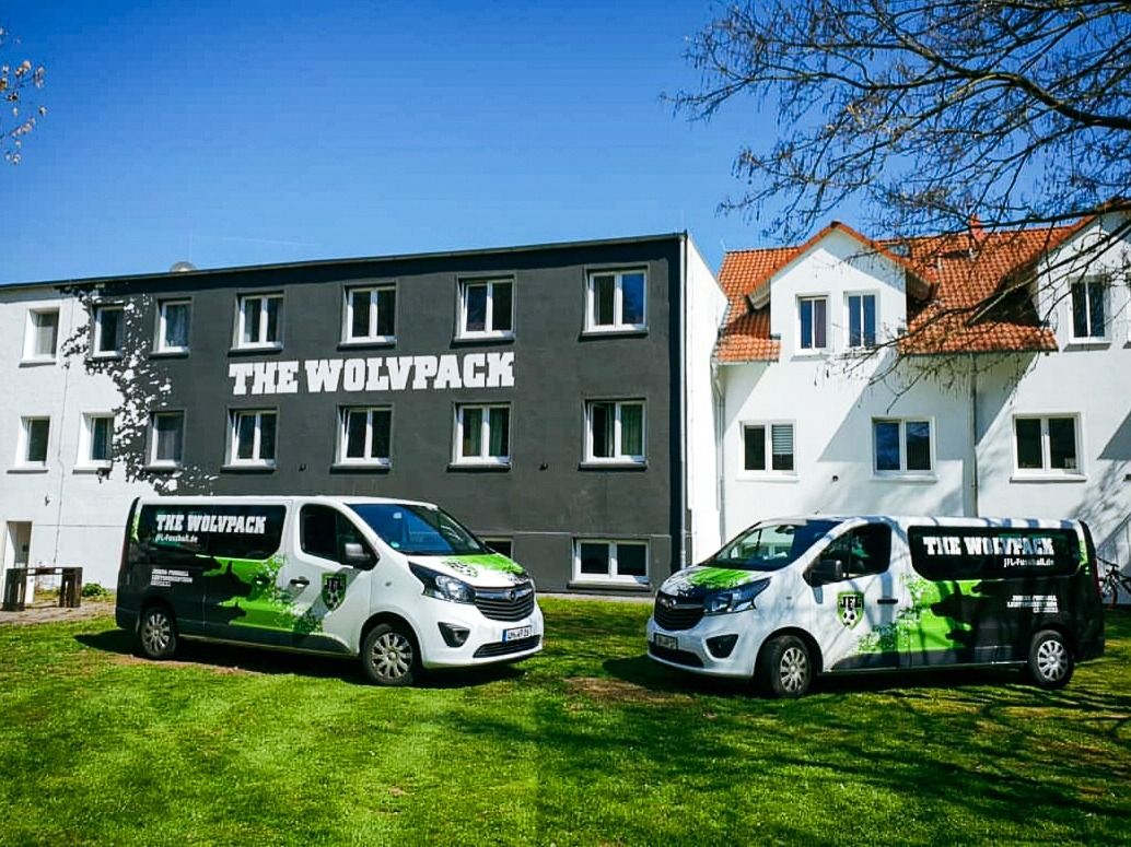 Außenansicht des Hauses mit zwei parkenden Autos beim Sportcampus Schlotheim