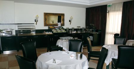 Au&szlig;enansicht des Montresor Hotel Palace in Verona mit modernem Geb&auml;ude und stilvollem Design