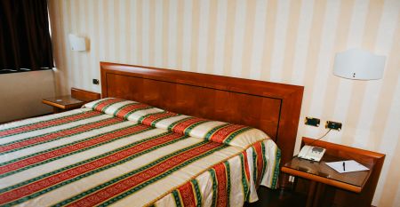 Au&szlig;enansicht des Montresor Hotel Palace in Verona mit modernem Geb&auml;ude und stilvollem Design