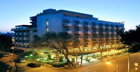 Au&szlig;enansicht des Hotel Poker in Italien mit modernem Design und einladendem Eingang 
