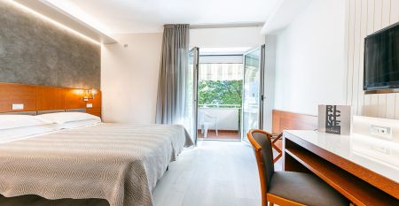 Au&szlig;enansicht des Hotel Poker in Italien mit modernem Design und einladendem Eingang 