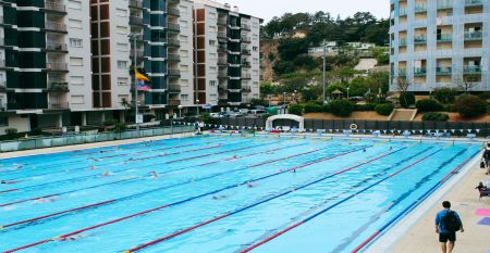 Hotel Sant Jordi Spa Resort mit moderner Architektur, Balkonverzierungen und einladender Außenbeschriftung.