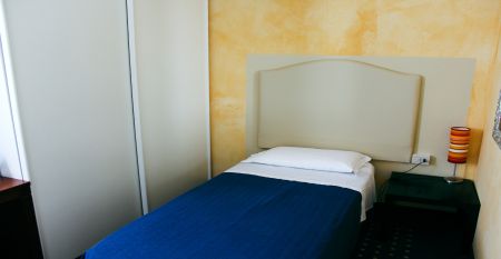 Au&szlig;enansicht des Hotels Villa Maria mit Balkonen, gepflegtem Garten und mehreren Nationalflaggen vor dem Geb&auml;ude