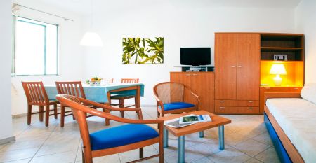 Moderne Unterkunft im Pinienwald – Teil des Hotels Riva del Sole in der Toskana
