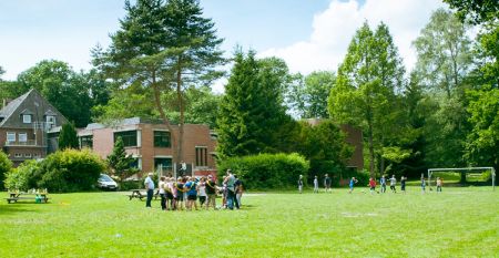 Gro&szlig;e Wiese mit spielenden Kindern vor der Jugendherberge Uelzen
