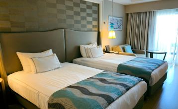 Weitläufige Empfangshalle des Titanic Deluxe Hotels mit stilvollen Sitzbereichen und hochwertigem Design.
