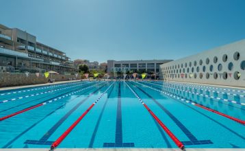 Luftaufnahmen der großen Hotelanlage des Lyttos Beach Hotel mit mehreren Pools und Lage direkt am Meer
