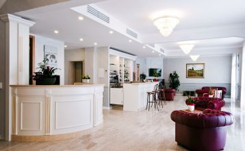Außenansicht des Hotel des Bains mit klassischer Architektur und hellem, gelben Fassadendesign