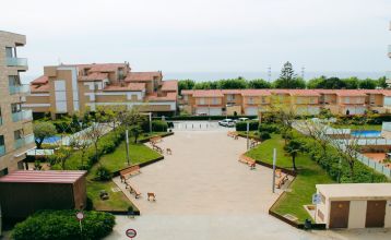Hotel Sant Jordi Spa Resort mit moderner Architektur, Balkonverzierungen und einladender Außenbeschriftung.