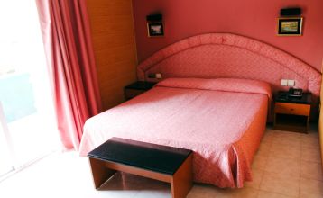 Hotel Sant Jordi Spa Resort mit moderner Architektur, Balkonverzierungen und einladender Außenbeschriftung.